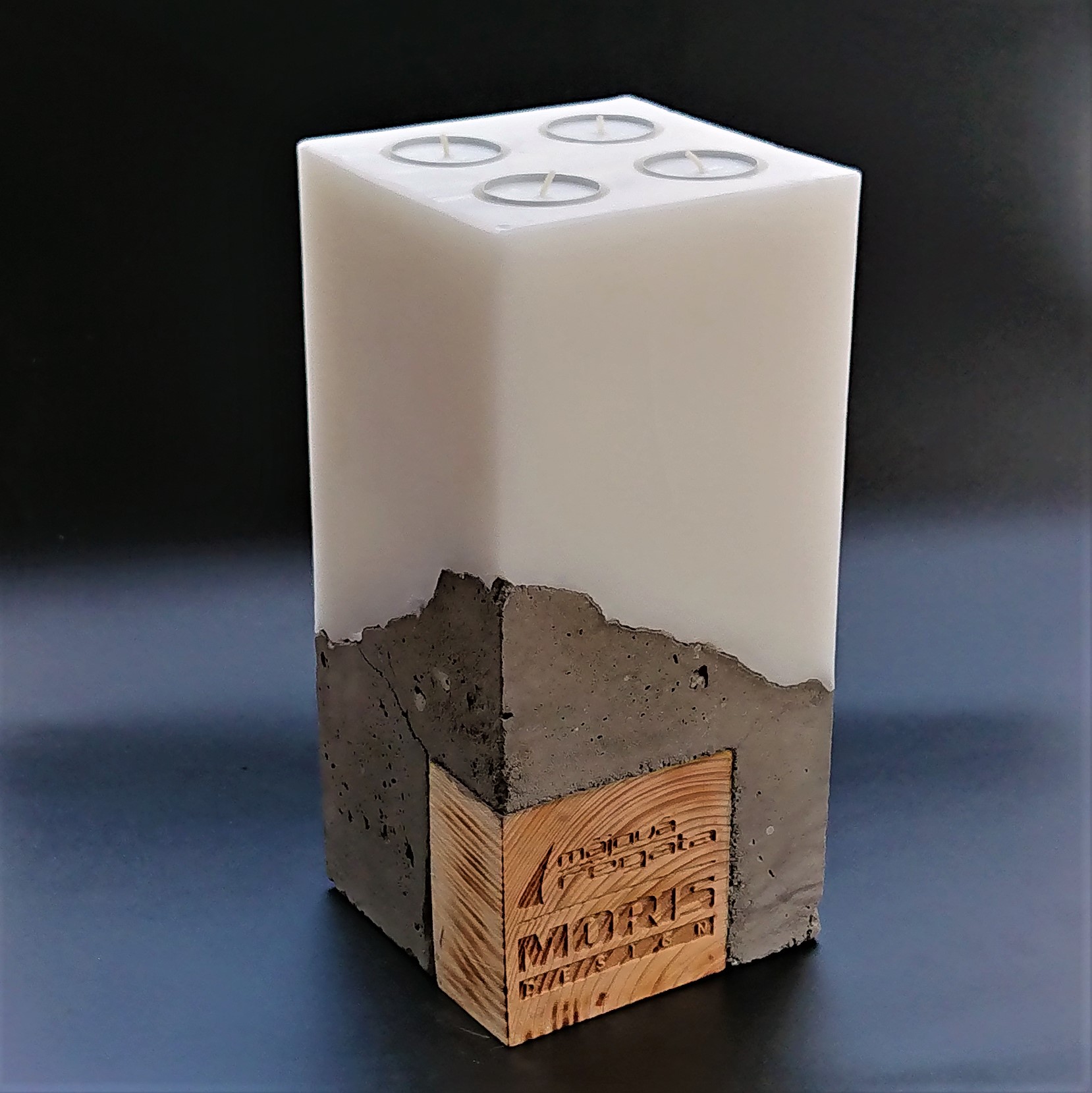 Velká betonová svíčka